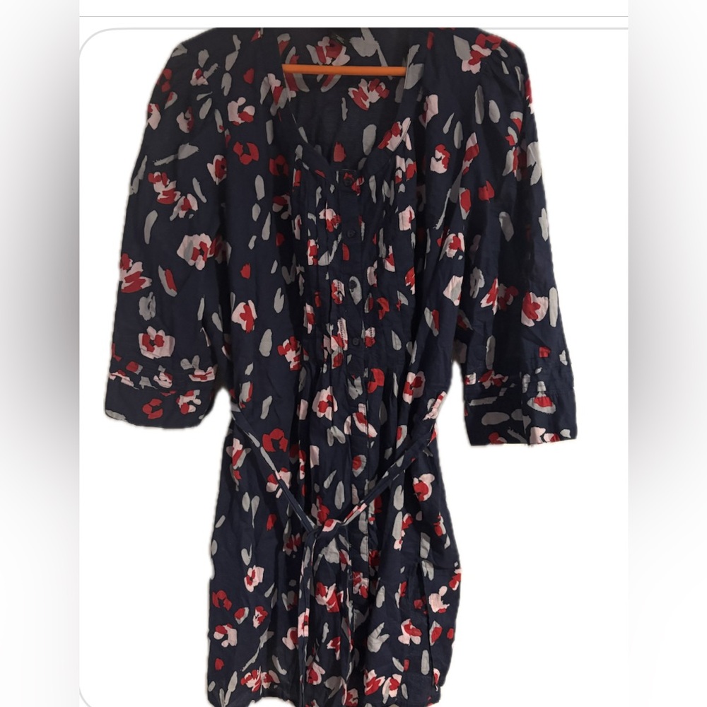 Lane Bryant Navy and Red Button Down Long Tunic.
Belted in center .
22/24W
